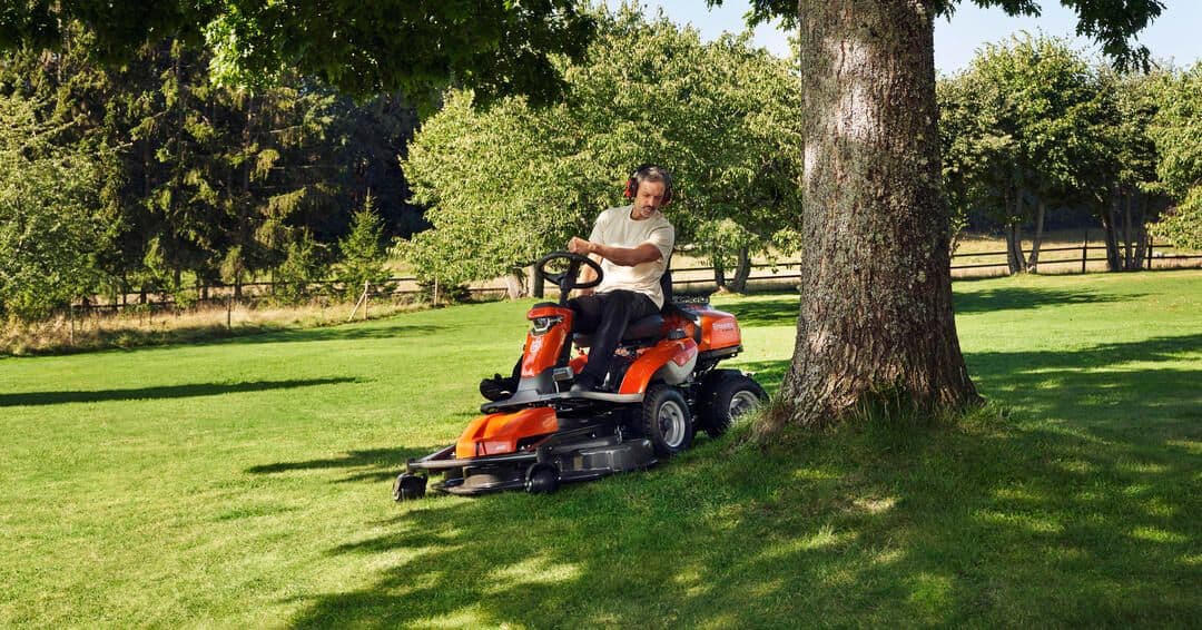 man wearing ppe with chainsaw